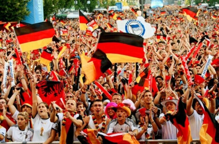 Tłum Niemców z flagami