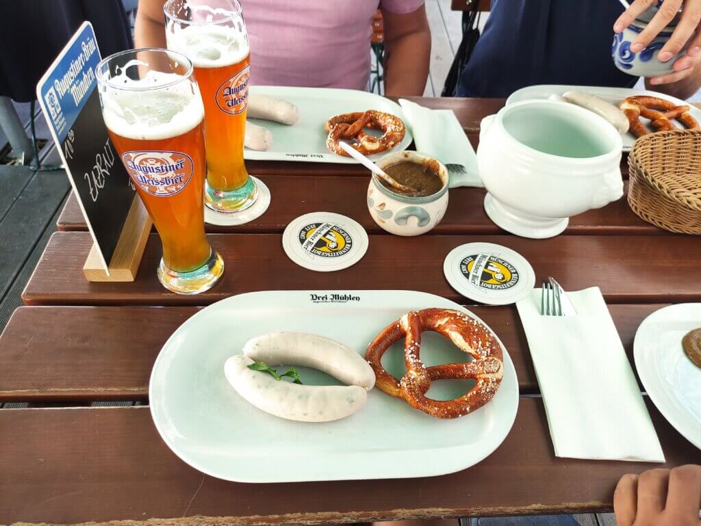 Niemiecka kuchnia - śniadanie w Bawarii. Biała kiełbasa, precel, musztarda i piwo