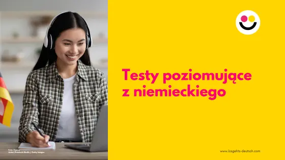 Kobieta siedząca przy laptopie, robiąca test poziomujący z niemieckiego