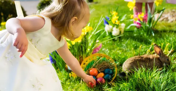 Dziecko zbiera jajka wielkanocne